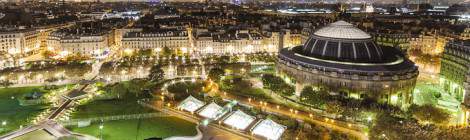...Vue panoramique de nuit de la place des Halles et de la Bourse du Commerce de Paris avec sa coupole. Les jardins de la dalle des Halles sont éclairés par différents type de lumières qui procurent des teintes nuancés sur cette vue....