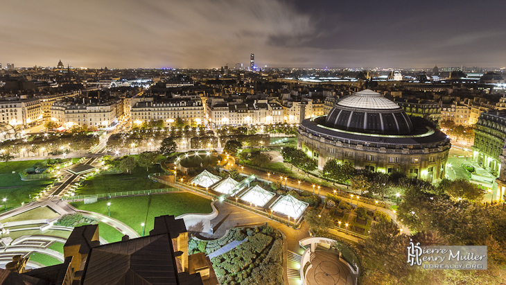 Panoramique de nuit de la place des Halles et de la Bourse du Commerce de Paris