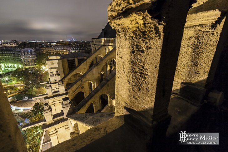 Promenade sur le chemin de ronde de l'Eglise Saint Eustache de nuit