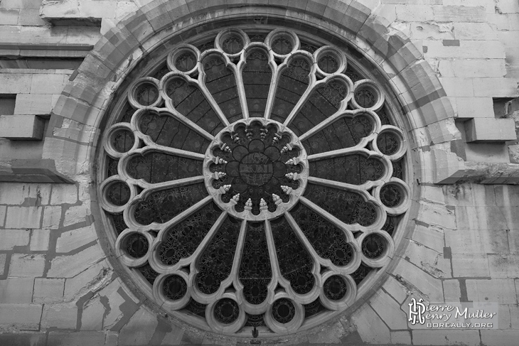 Rosace depuis l'extérieur de l'Eglise Saint Eustache en noir et blanc