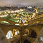 Symétrie de l'Eglise Saint Eustache de nuit et vue sur les toits de Paris