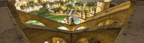 ...La symétrie des arcs boutants des contreforts de l’Eglise Saint Eustache de nuit avec vue sur les toits de Paris....