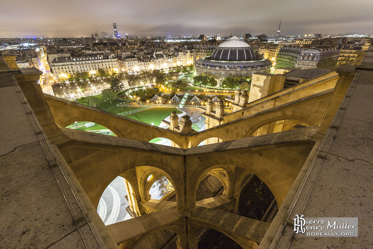 Symétrie de l'Eglise Saint Eustache de nuit et vue sur les toits de Paris