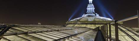 ...Vue sur la verrière du Grand Palais illuminée et la flèche du dôme de nuit....