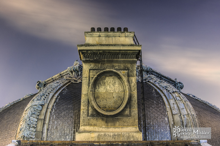 Cheminée en pierre sur un dôme du toit du Grand-Palais en TTHDR