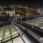 Echelle d'accès à la verrière du Grand-Palais sur fond de Paris la nuit