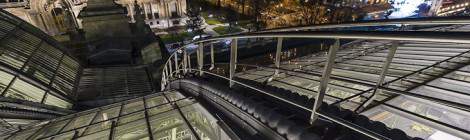 ...Vue assez large sur l’échelle d’accès à la verrière du Grand-Palais, le sol en contre bas de la verrière et Paris la nuit depuis les toits....