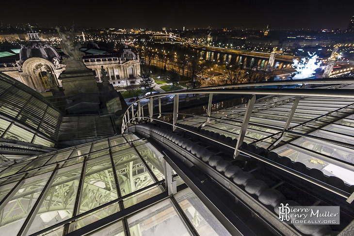 Echelle d'accès à la verrière du Grand-Palais sur fond de Paris la nuit