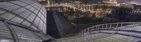 ...Photo TTHDR de l’intersection des nefs du Grand-Palais avec vue sur la Tour Eiffel....
