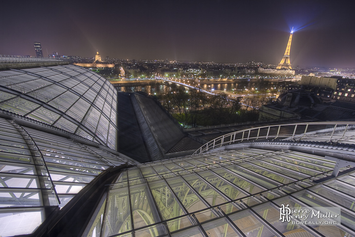 Intersection des nefs du Grand-Palais avec vue sur la Tour Eiffel
