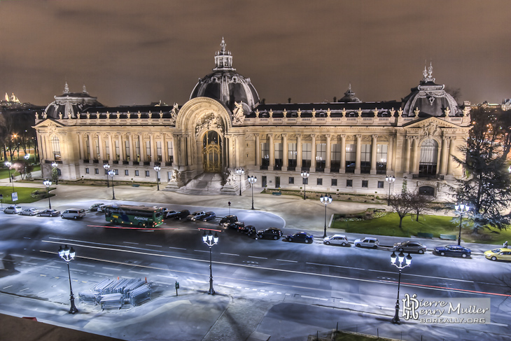 Petit-Palais de nuit en TTHDR depuis le toit du Grand-Palais