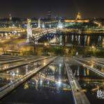 Pont Alexandre III et les Invalides de nuit et leurs relfets dans la verrière du Grand-Palais