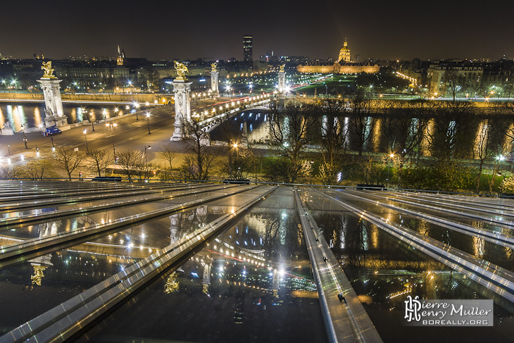 Pont Alexandre III et les Invalides de nuit et leurs relfets dans la verrière du Grand-Palais