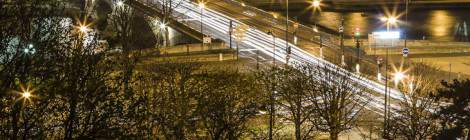 ...Lightpainting des phares des voitures sur le pont des Invalides de nuit depuis le Grand-Palais....