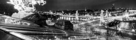 ...Sur le toit du Grand-Palais avec une vue sur le pont Alexandre III et la Seine, le quadrige de Georges Récipon nommé « L’Harmonie triomphant de la Discorde » agrémenté de reflets des lumières de la ville dans la verrière en HDR noir et blanc....