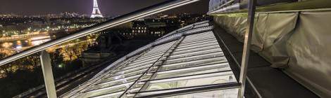 ...La verrière du Grand-Palais a été conçue pour résister à la chute de grêlon très lourd, les panneaux de verre supportent une charge conséquente, lors de la rénovation des démonstrations de corde à sauté ont été faite....