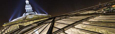 ...La verrière du Grand-Palais de nuit illuminée depuis son sommet....