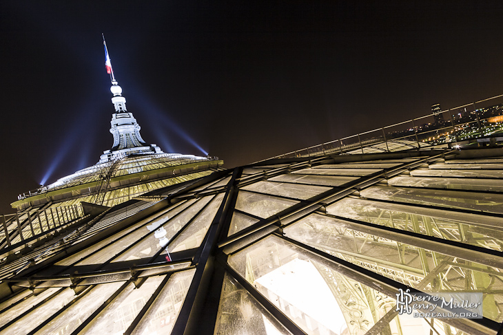 Toit du Grand-Palais de nuit au sommet de la verrière