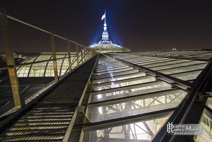 Verrière et flèche du Grand-Palais depuis le chemin de ronde de nuit