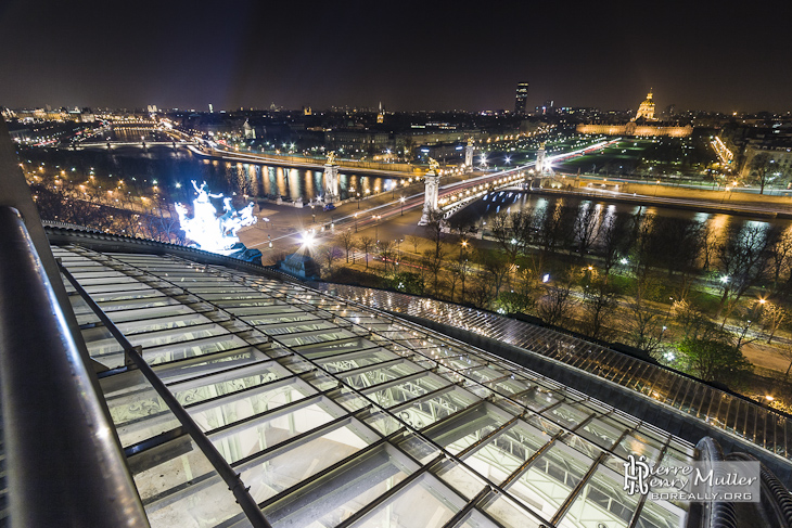 Verrière du Grand-Palais éclairée, pont Alexandre III et les Invalides de nuit