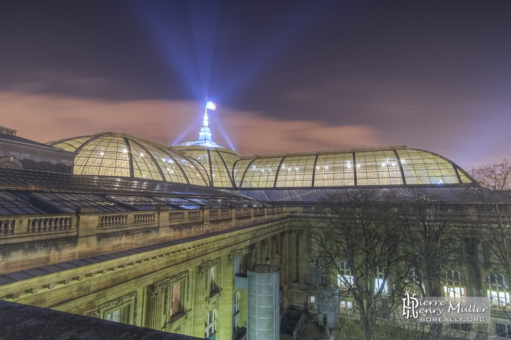 Verrière et toit du Grand-Palais de nuit en TTHDR