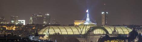 ...Vue panoramique vers le Grand Palais, le quartier de la Défense vue des toits du Musée d’Orsay....