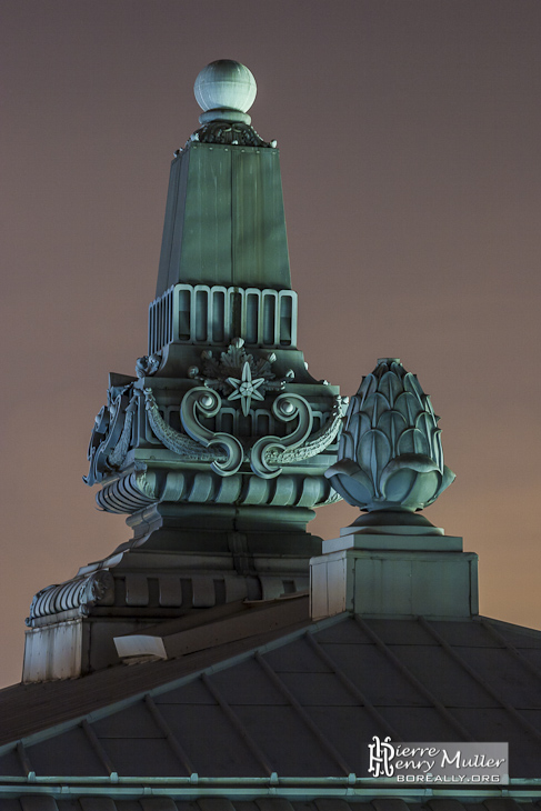 Ornements sur le toit du Musée d'Orsay à Paris