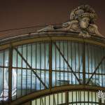 Sculpture de tête sur le toit du musée d'Orsay et reflet de la Tour Eiffel