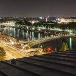 La Seine, Paris, le Grand Palais vu de nuit du toit du Musée d'Orsay