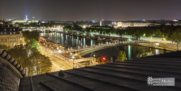 La Seine, Paris, le Grand Palais vu de nuit du toit du Musée d'Orsay