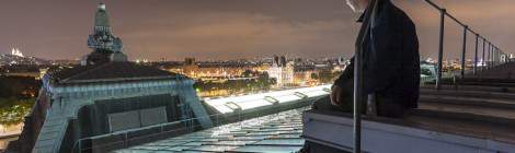 ...Autoportrait sur le toit du Musée d’Orsay, un songe au dessus de Paris de nuit....