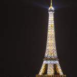 Tour Eiffel illuminée de ses flashs de nuit depuis les toits de Paris