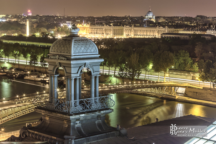 Tourelle sur le toit du Musée d'Orsay et place de la Concorde en HDR de nuit