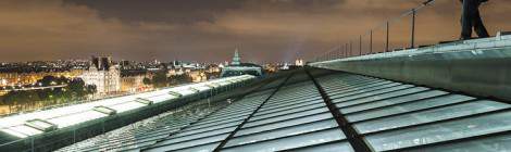 ...Vue sur les toits de Paris et la verrière du Musée d’Orsay....