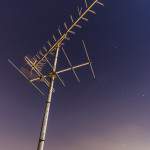 Antenne sur les toits de Paris de nuit