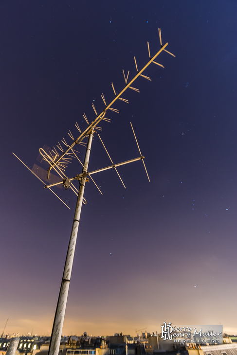 Antenne sur les toits de Paris de nuit