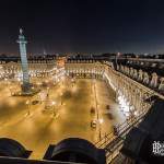Place Vendôme et Tour Eiffel de nuit sur les toits de Paris