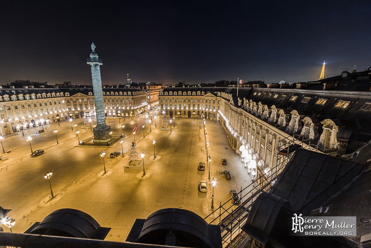 Place Vendôme et Tour Eiffel de nuit sur les toits de Paris