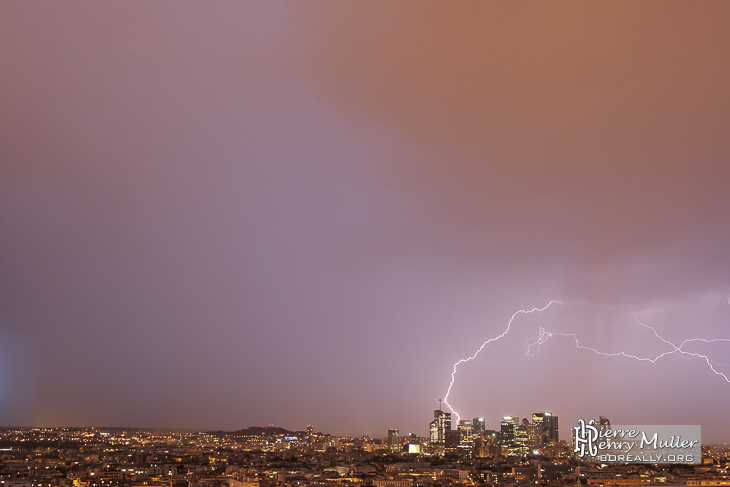 Orage frappant le quartier de la Défense