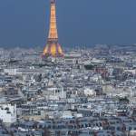 Tour Eiffel et Arc de Triomphe sous un ciel orageux