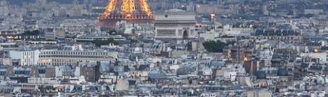 ...Tour Eiffel et Arc de Triomphe sous un ciel orageux...
