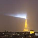 Tour Eiffel sous un déluge de pluie depuis les toits de Paris