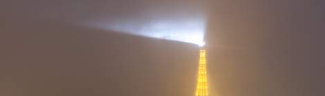 ...Tour Eiffel sous un déluge de pluie depuis les toits de Paris...