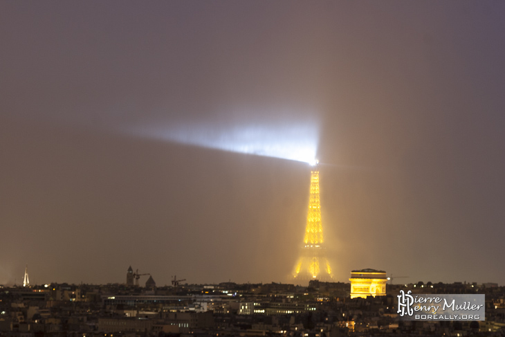 Tour Eiffel sous un déluge de pluie depuis les toits de Paris