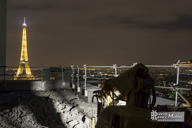 Engin de travaux et Tour Eiffel depuis le toit de la Tour Paris Côté Seine