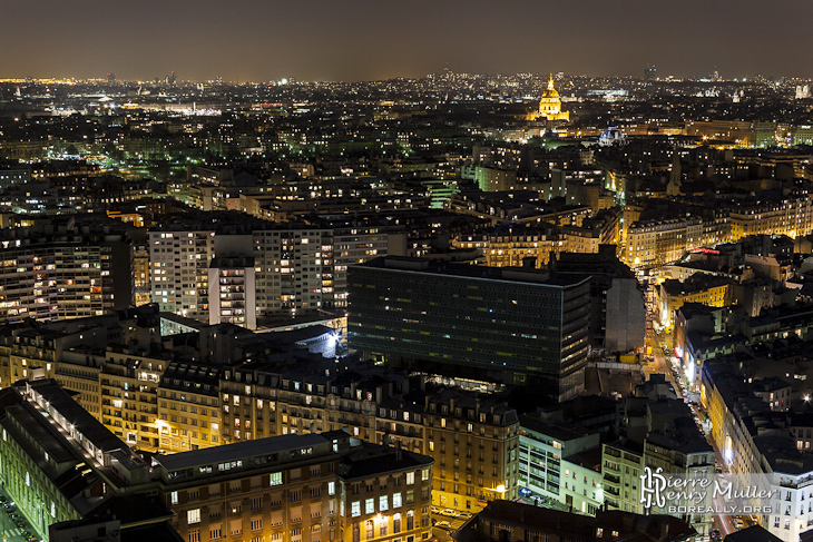 Quartier des Invalides et toits de Paris de nuit vu du quartier Beaugrenelle
