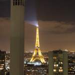 Tour Eiffel et cheminée du chauffage urbain de nuit depuis la tour Paris Côté Seine