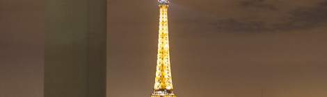 ...La cheminée du chauffage urbain du quartier Beaugrenelle à Paris est le point culminant du quartier. La Tour Eiffel n’est pas loin en arrière plan....