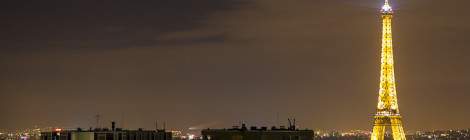 ...La Tour Eiffel illuminée de nuit depuis les toits du quartier Beaugrenelle à Paris....