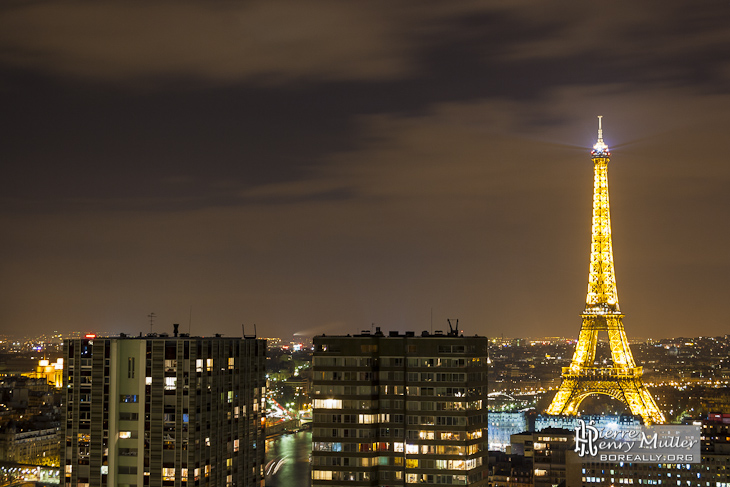 Tour Eiffel de nuit vue depuis les toits de Paris côté Beaugrenelle